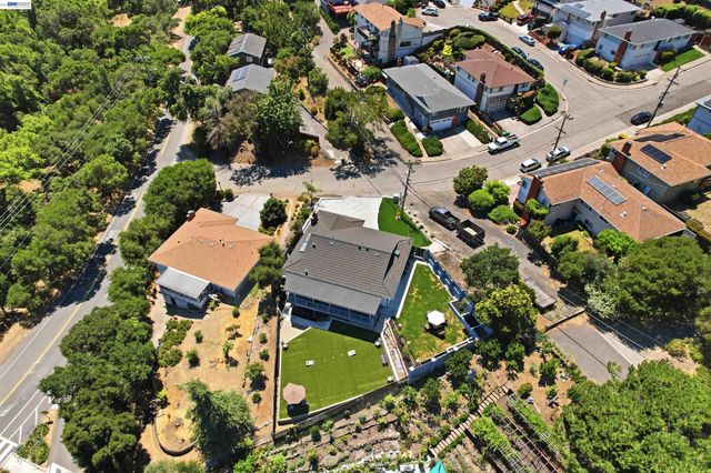 3910 Oak Hill Rd, Oakland, CA 94605
