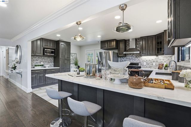 3910 Oak Hill Rd, Oakland, CA 94605