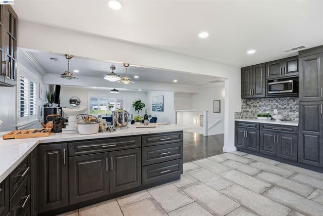 3910 Oak Hill Rd, Oakland, CA 94605