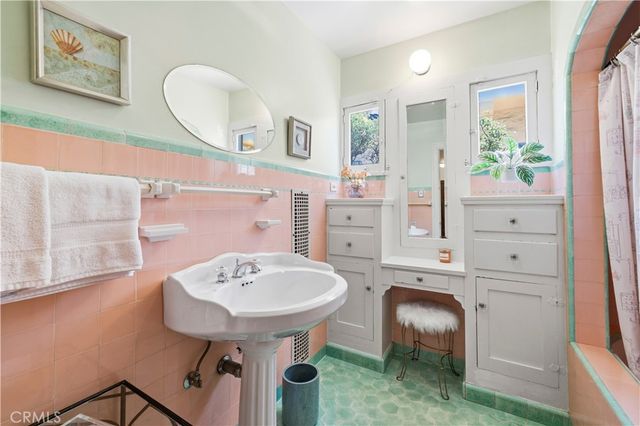 1130 Geneva, Glendale, CA 91207