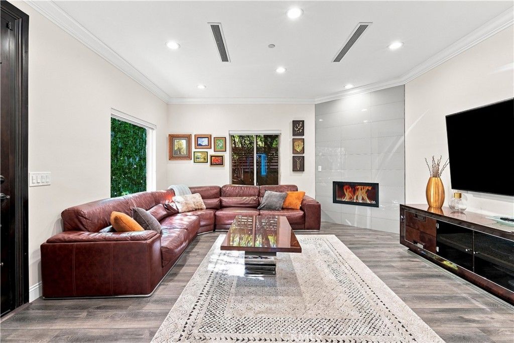 430 N Parish Place, Burbank, CA 91506 — photo 2