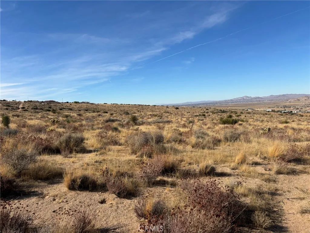 21 Luna Mountain, Apple Valley, CA 92308