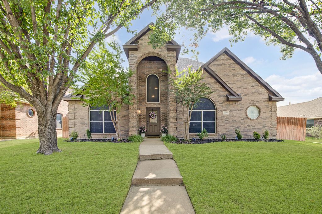 2039 Camelot Drive, Lewisville, TX 75067 — exterior