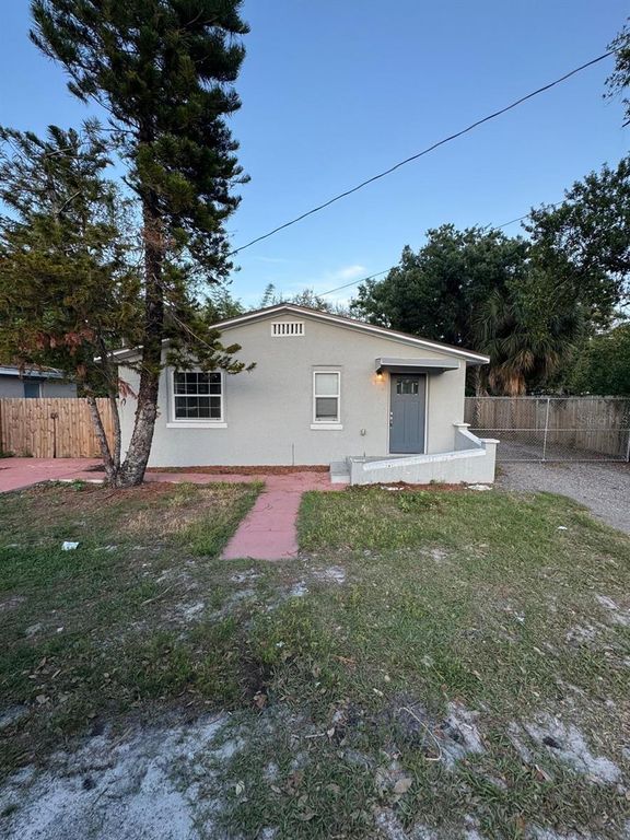 Image 14 of property listing at 8517 N HIGHLAND AVENUE, Tampa, FL 33604