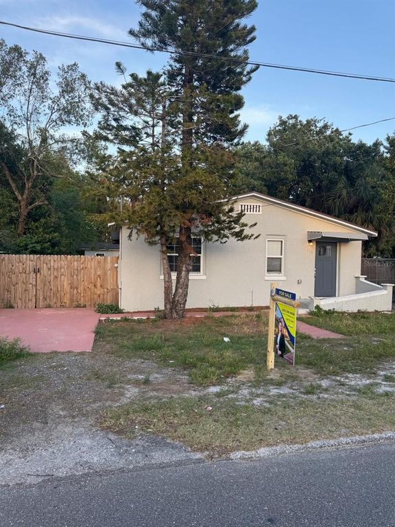 Image 15 of property listing at 8517 N HIGHLAND AVENUE, Tampa, FL 33604