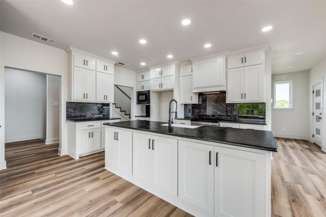 614 Twin Hills Road, Lake Bridgeport, TX 76426