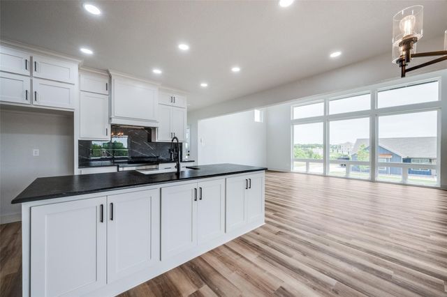 614 Twin Hills Road, Lake Bridgeport, TX 76426