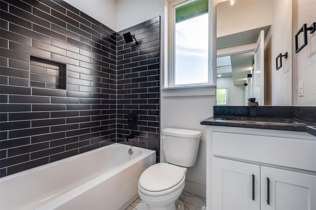 614 Twin Hills Road, Lake Bridgeport, TX 76426