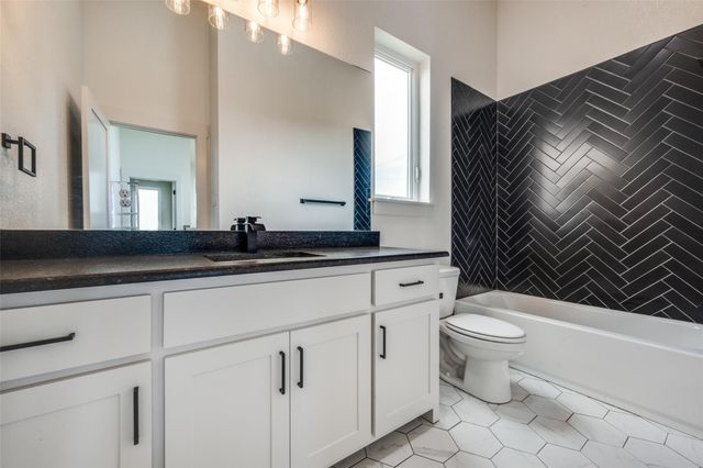 614 Twin Hills Road, Lake Bridgeport, TX 76426