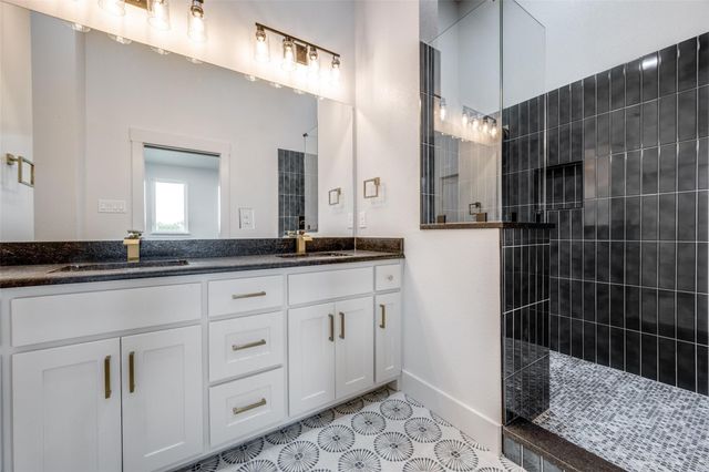 614 Twin Hills Road, Lake Bridgeport, TX 76426