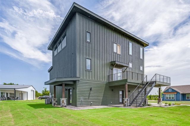 614 Twin Hills Road, Lake Bridgeport, TX 76426