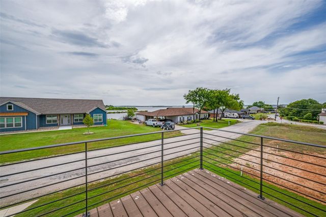 614 Twin Hills Road, Lake Bridgeport, TX 76426