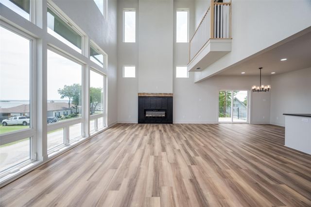 614 Twin Hills Road, Lake Bridgeport, TX 76426