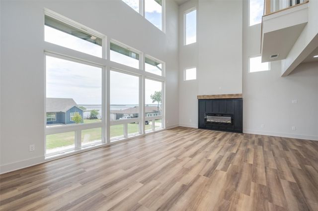 614 Twin Hills Road, Lake Bridgeport, TX 76426