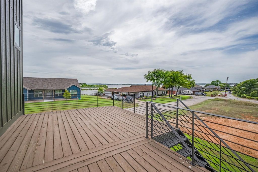 614 Twin Hills Road, Lake Bridgeport, TX 76426