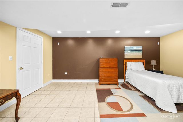 540 Waterford Drive, Oswego, IL 60543