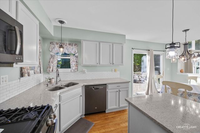 540 Waterford Drive, Oswego, IL 60543