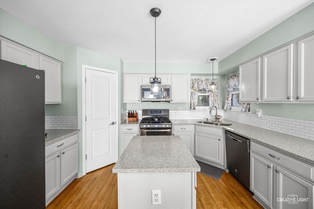 540 Waterford Drive, Oswego, IL 60543