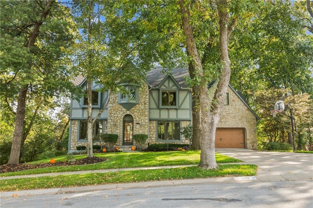 5717 Greenwood Street, Shawnee, KS 66216