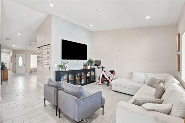 16346 Teton, Victorville, CA 92395