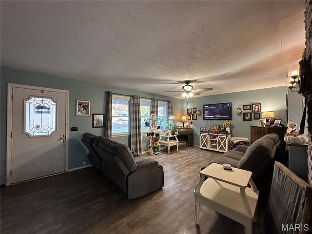 1867 Hecker Road, Owensville, MO 65066