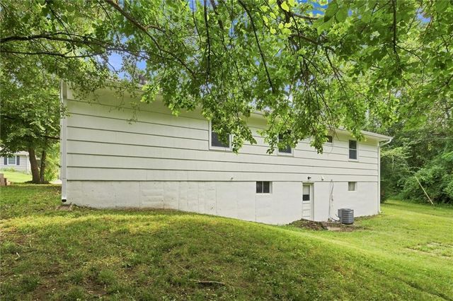 1001 Stafford Drive, Pleasant Hill, MO 64080