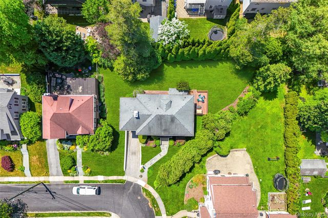 12 Cambridge Court, Larchmont, NY 10538