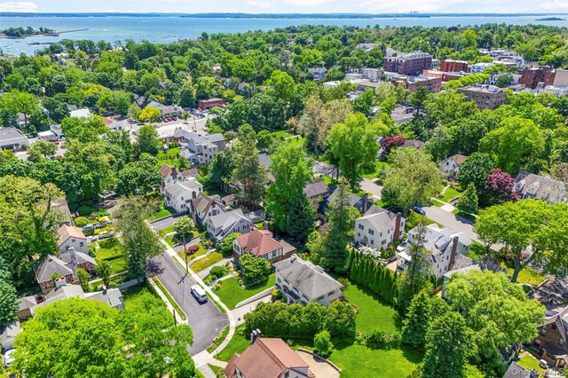 12 Cambridge Court, Larchmont, NY 10538