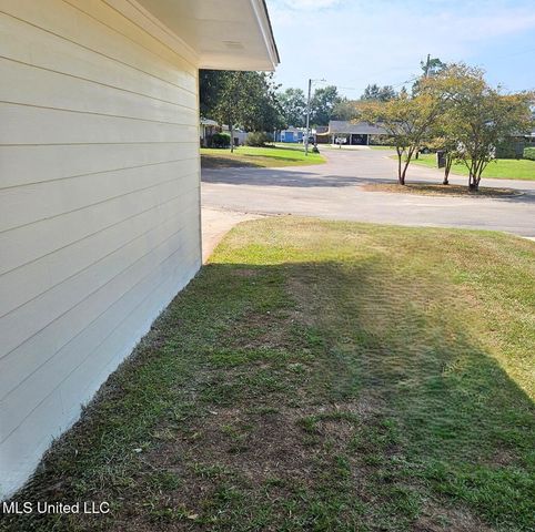 211 Corinth Drive, Bay Saint Louis, MS 39520