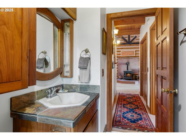 2300 ELDER Rd, Hood River, OR 97031