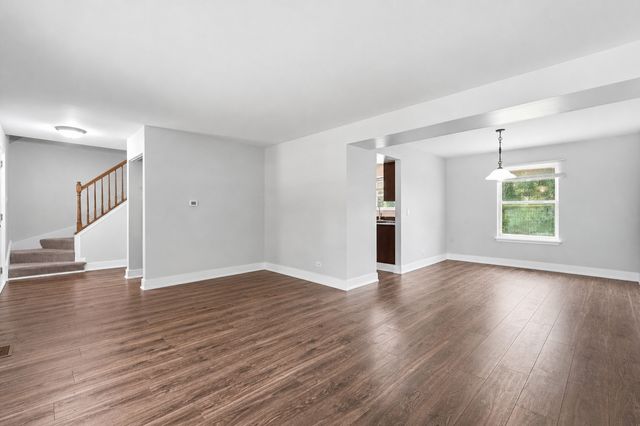 1 Regal Court, Algonquin, IL 60102