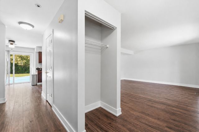 1 Regal Court, Algonquin, IL 60102