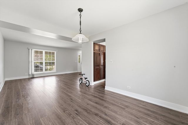 1 Regal Court, Algonquin, IL 60102