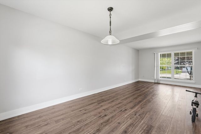 1 Regal Court, Algonquin, IL 60102