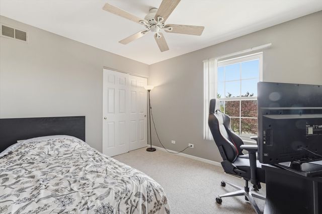1 Regal Court, Algonquin, IL 60102