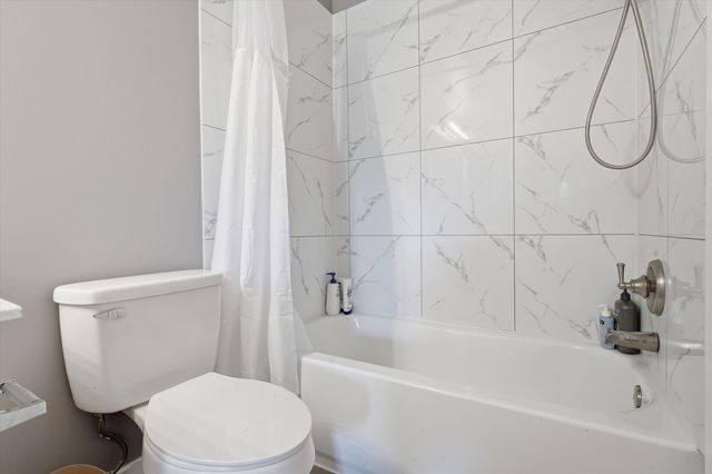 1 Regal Court, Algonquin, IL 60102