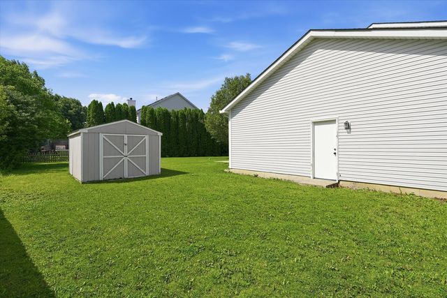 1 Regal Court, Algonquin, IL 60102