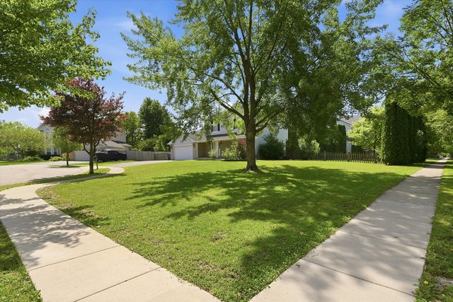 1 Regal Court, Algonquin, IL 60102