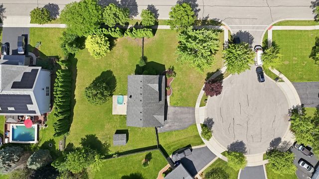 1 Regal Court, Algonquin, IL 60102