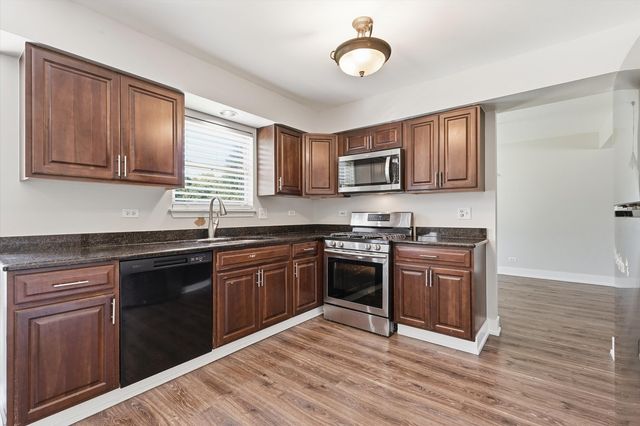 1 Regal Court, Algonquin, IL 60102