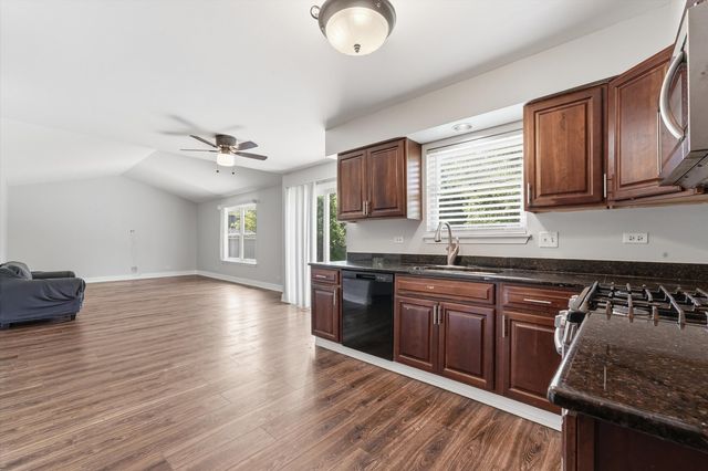 1 Regal Court, Algonquin, IL 60102