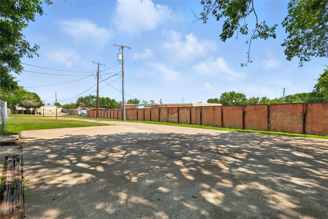 220 Davis Drive, Desoto, TX 75115