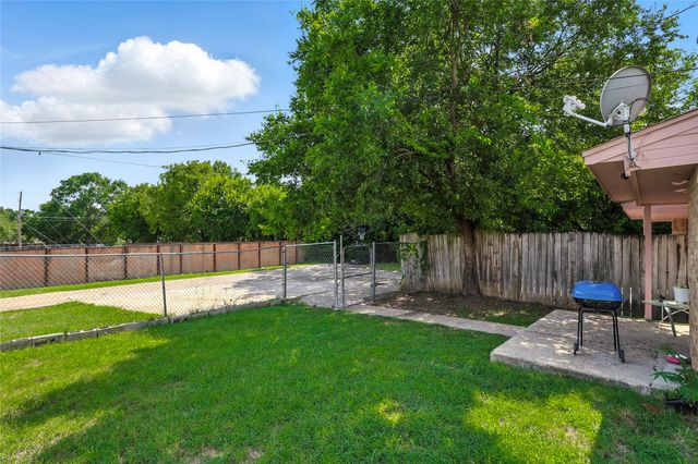 220 Davis Drive, Desoto, TX 75115