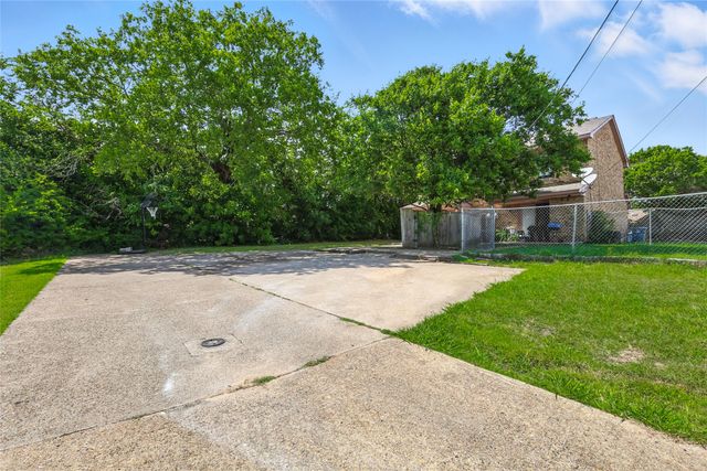 220 Davis Drive, Desoto, TX 75115