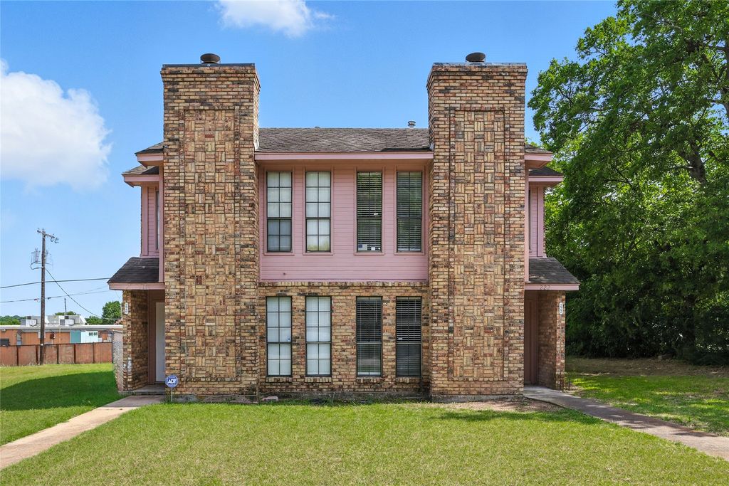 220 Davis Drive, Desoto, TX 75115