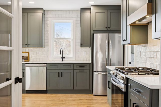 130 10th Avenue N, Hopkins, MN 55343