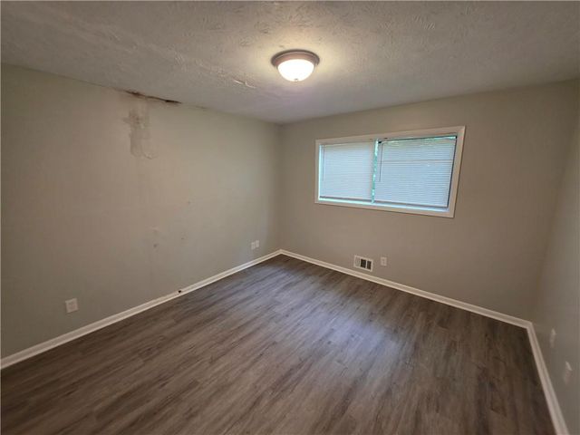 5085 Rock Glen Dr, Stone Mountain, GA 30088