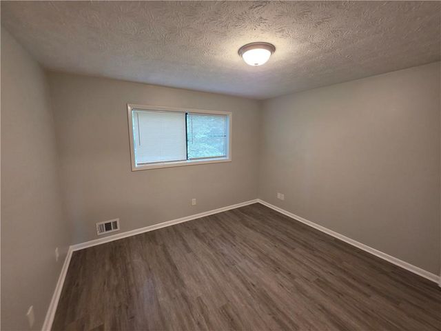 5085 Rock Glen Dr, Stone Mountain, GA 30088