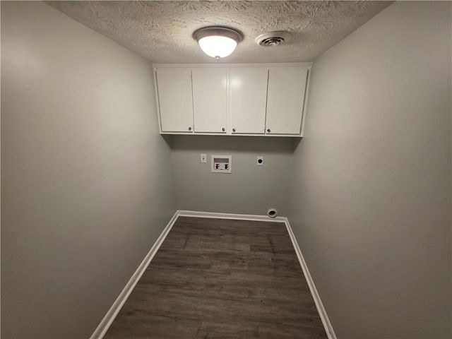 5085 Rock Glen Dr, Stone Mountain, GA 30088