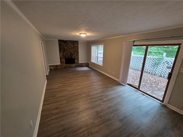 5085 Rock Glen Dr, Stone Mountain, GA 30088
